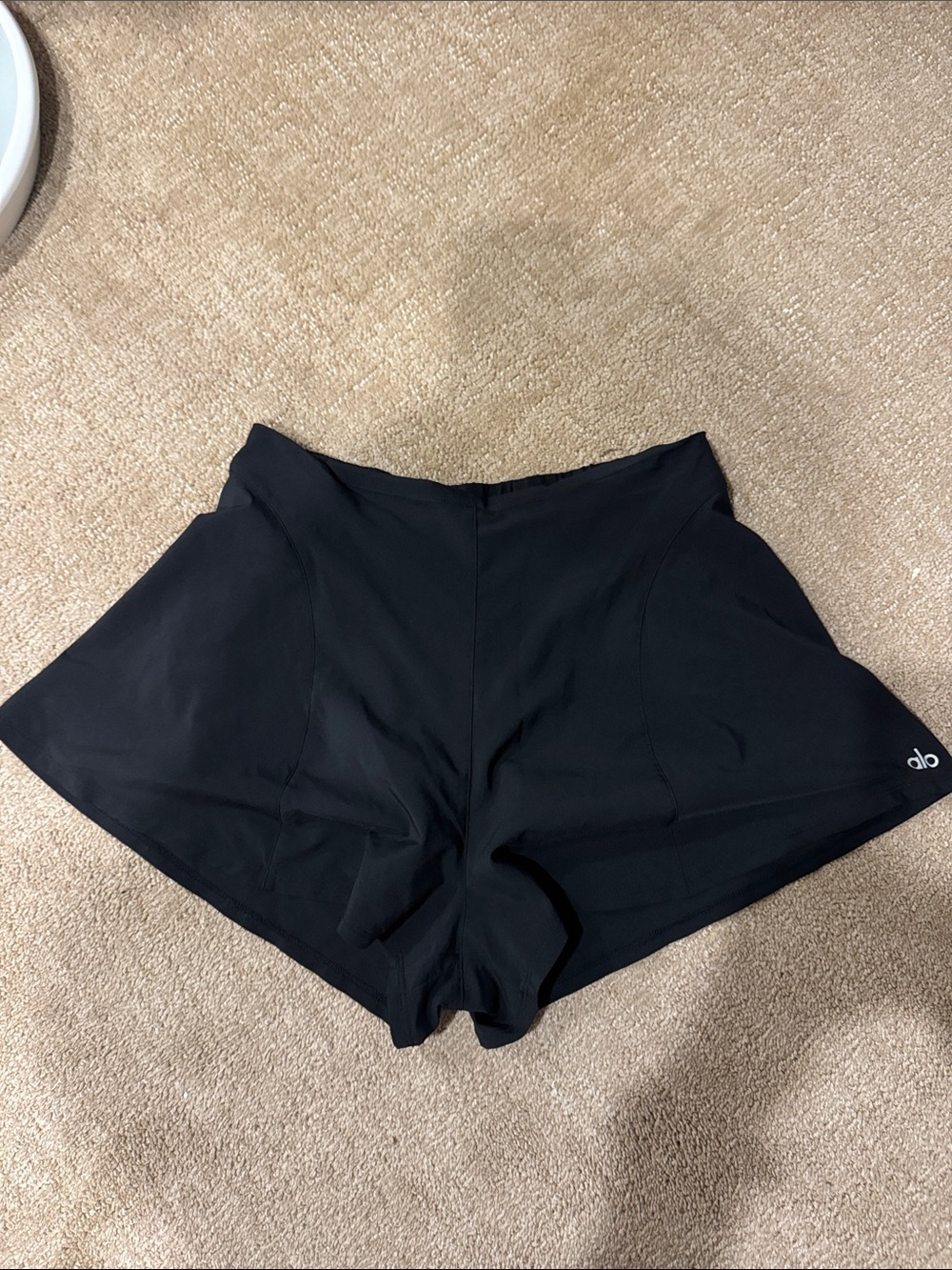 ALO Yoga Women’s tiebreaker shorts - Picture 2 of 4